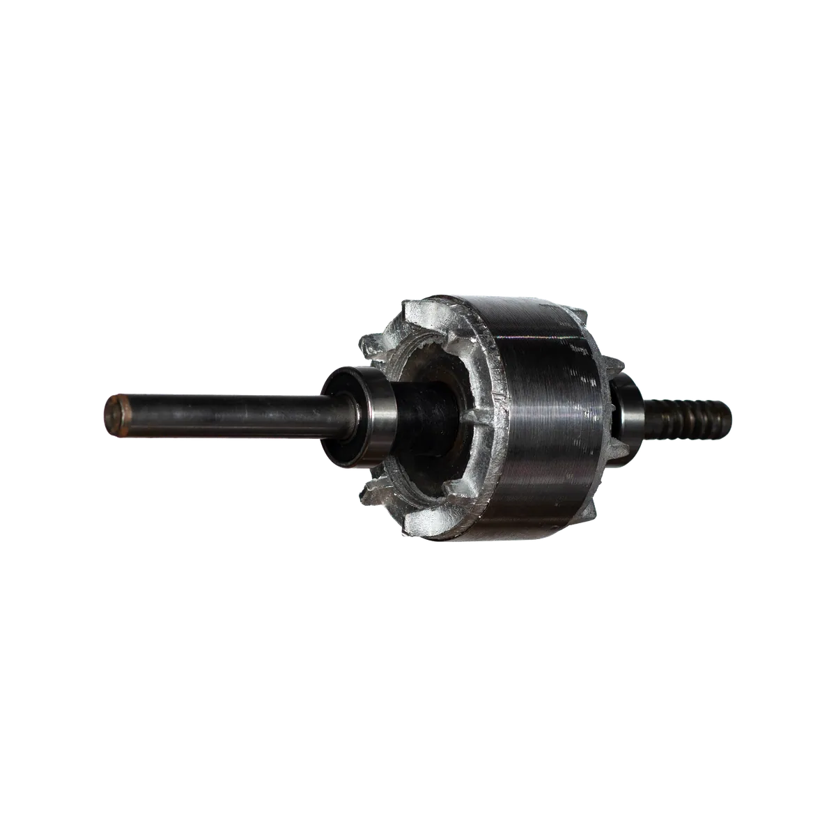 Rotor del motor con su eje montado sobre rodamientos blindados.